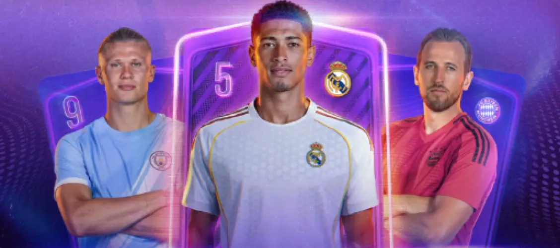 Trzech piłkarzy na fioletowym tle w stylu kart kolekcjonerskich: w centrum zawodnik w białej koszulce z herbem Realu Madryt, po bokach zawodnicy w jasnoniebieskiej i czerwonej koszulce, z podświetlonymi kartami w tle